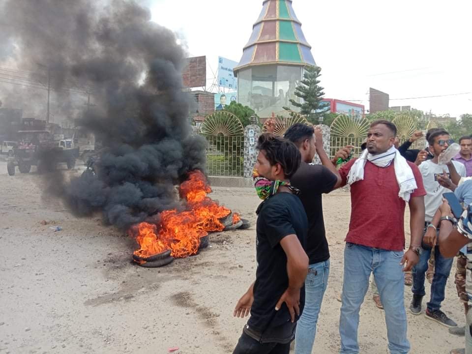 सर्वोच्चको आदेशविरुद्ध जनकपुरमा टायर बालेर प्रदर्शन